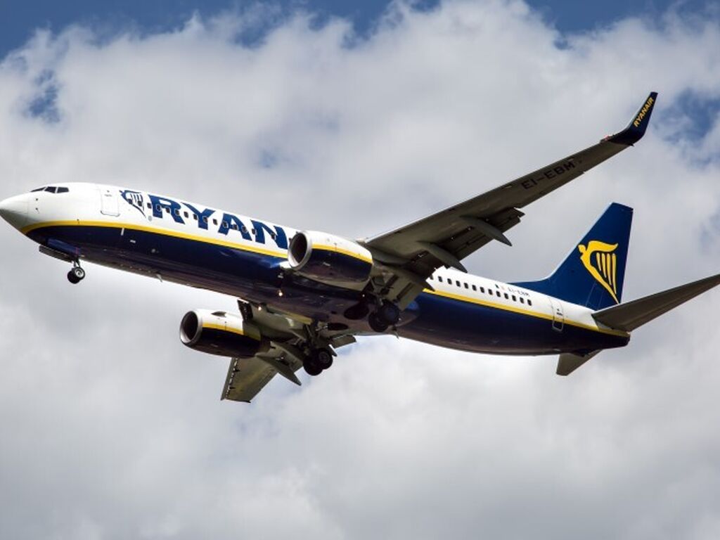 Ryanair Boeing 737 8 AS RE SIZED 750
